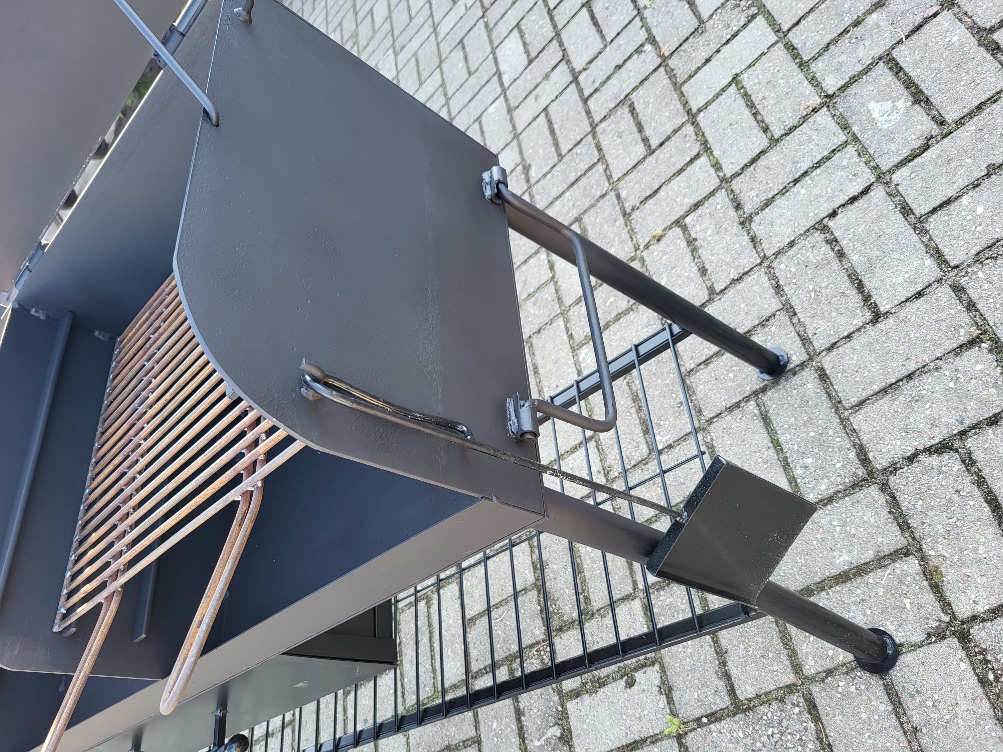 Duży biesiadny cateringowy grill