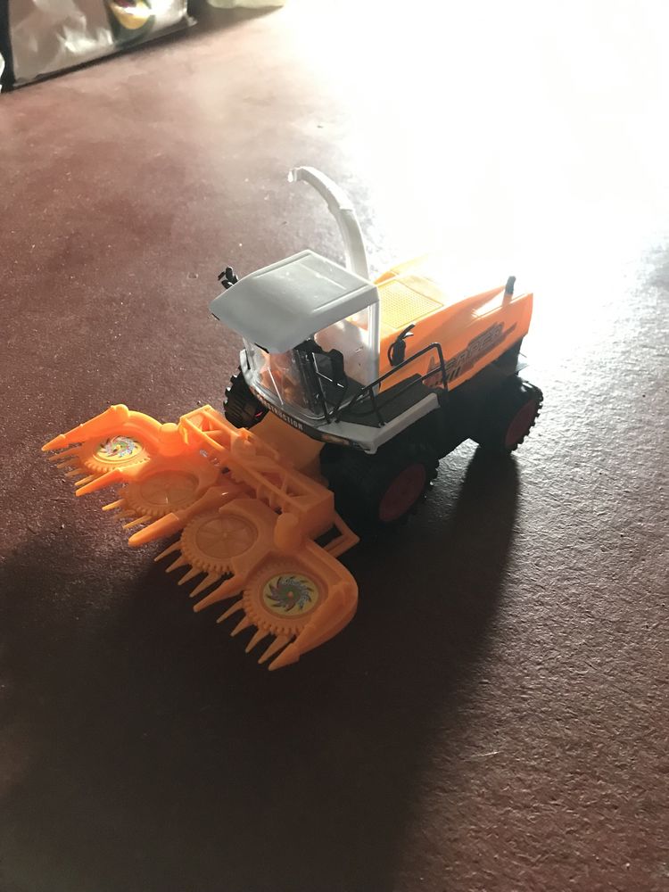 Іграшки трактор комбаїн