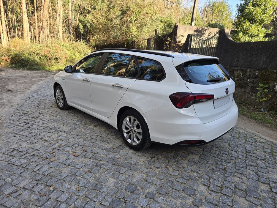 Luxo e conforto em um carro extremamente novo e revisado esse mês