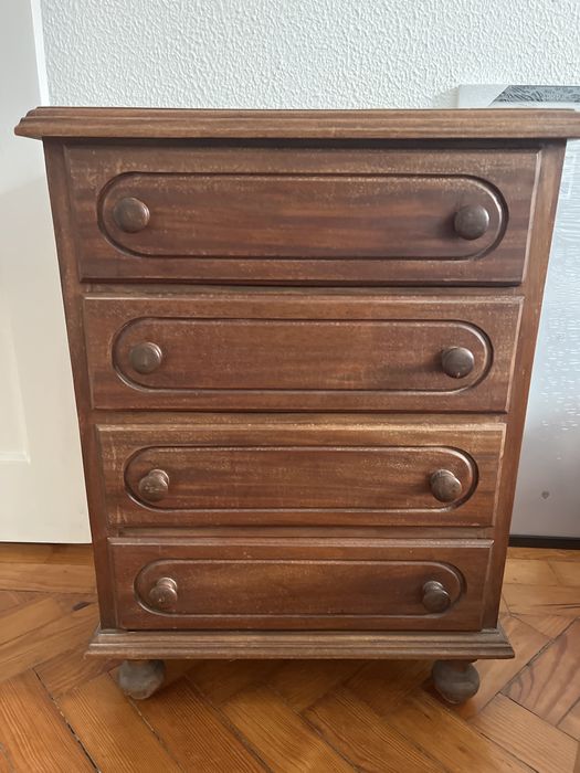 Cómoda/Mesa de cabeceira