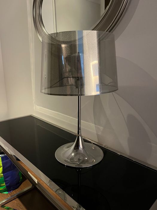 Conjunto de candeeiros ,um de pé alto e outro de mesa