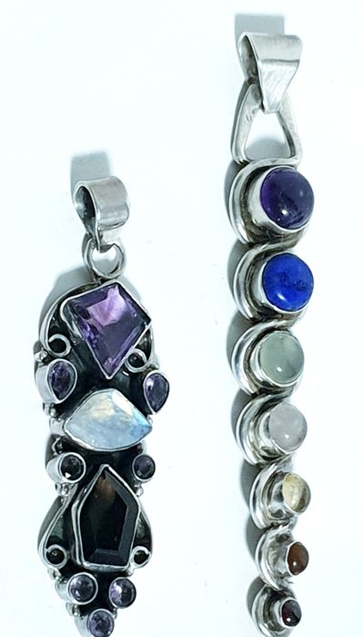 Fantasticos grandes pendentes em prata contrastada com pedras preciosa
