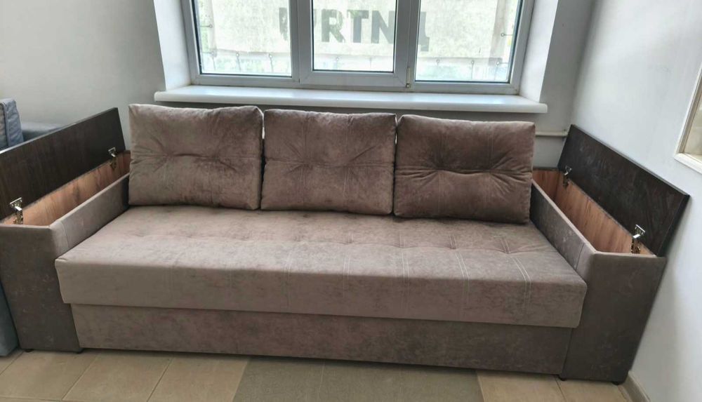 Диван для спання з нішами в бильцях