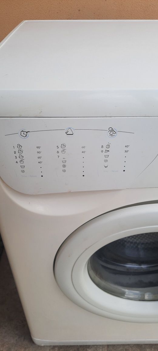 Продам стиральную машину Indesit w83t