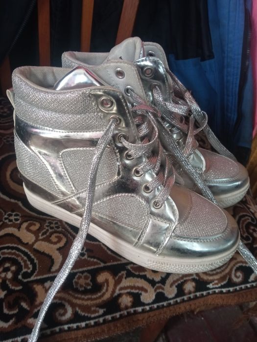 Продам кросівки 39