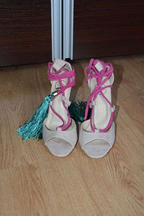 Nowe beżowe sandały z frędzlami wiązane