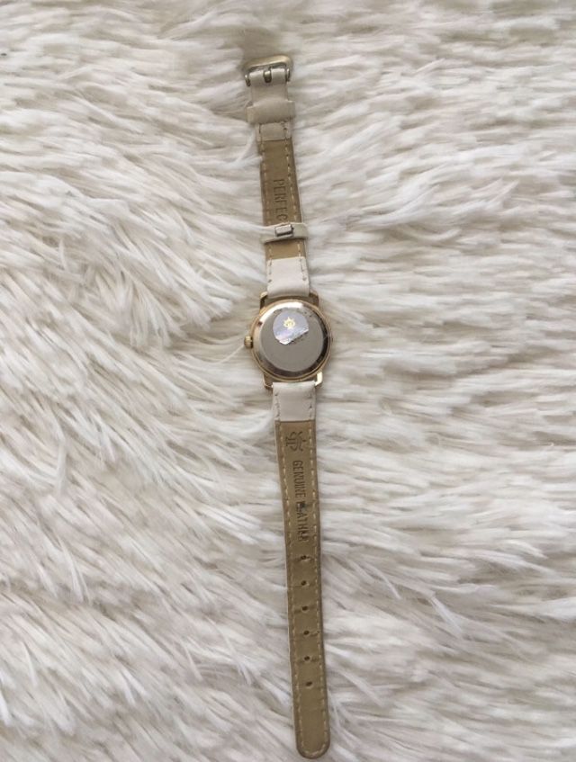biały zegarek dla kobiety