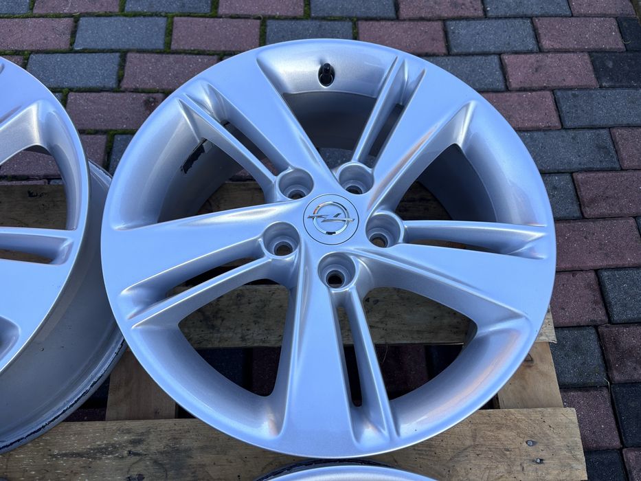 Felgi Opel Insignia Astra Zafira 5x115 7,5Jx17 ET45 czujniki Antara