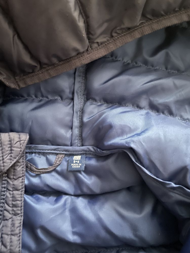 Куртка весна uniqlo 5-6 в новому стані