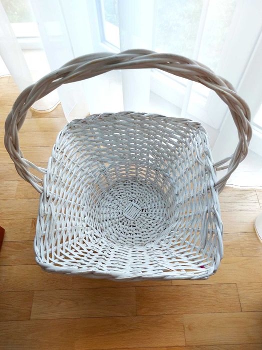 biały duży kosz wiklinowy kwadratowy dekoracyjny