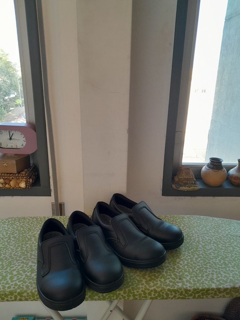 Vendo Dois Pares de Sapatos de Senhor muito bonitos como novos