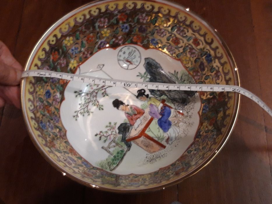 Taça de porcelana chinesa de Cantão com motivos orientais coloridos