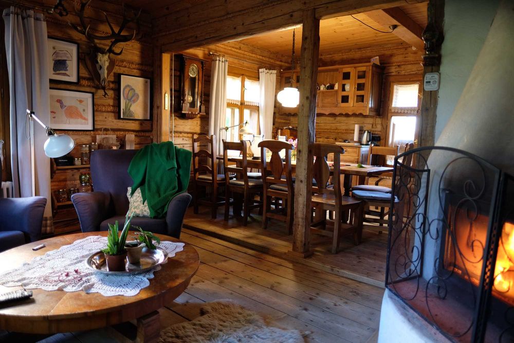 Chata, dom w górach przy stoku