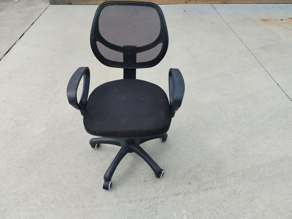 Czarne krzesło obrotowe