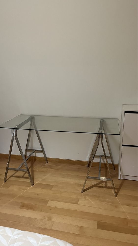 Mesa de vidro com base