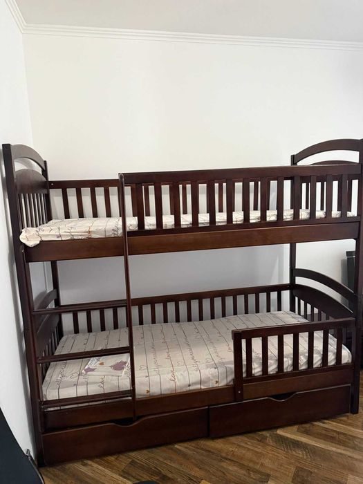 Продам двоярусне дитяче ліжко — міцне, зручне, у хорошому стані