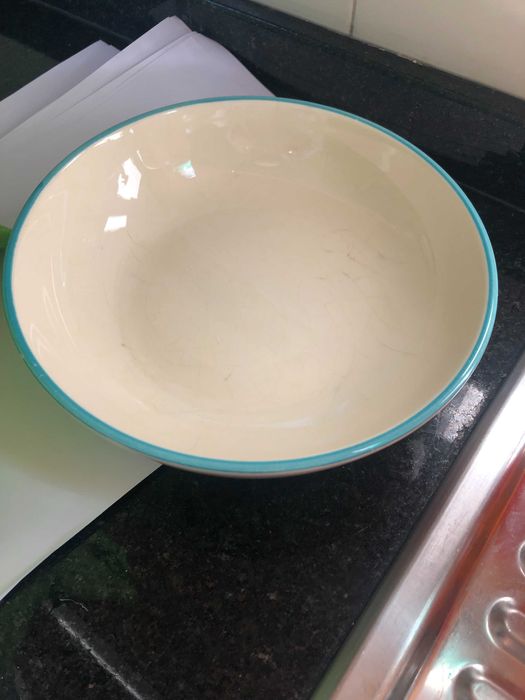 prato de sopa branco com tira verde