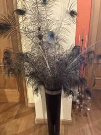 Vaso decorativo com penas pavao