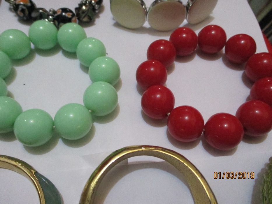 17 pulseiras antigas de vários modelos e de vários materiais