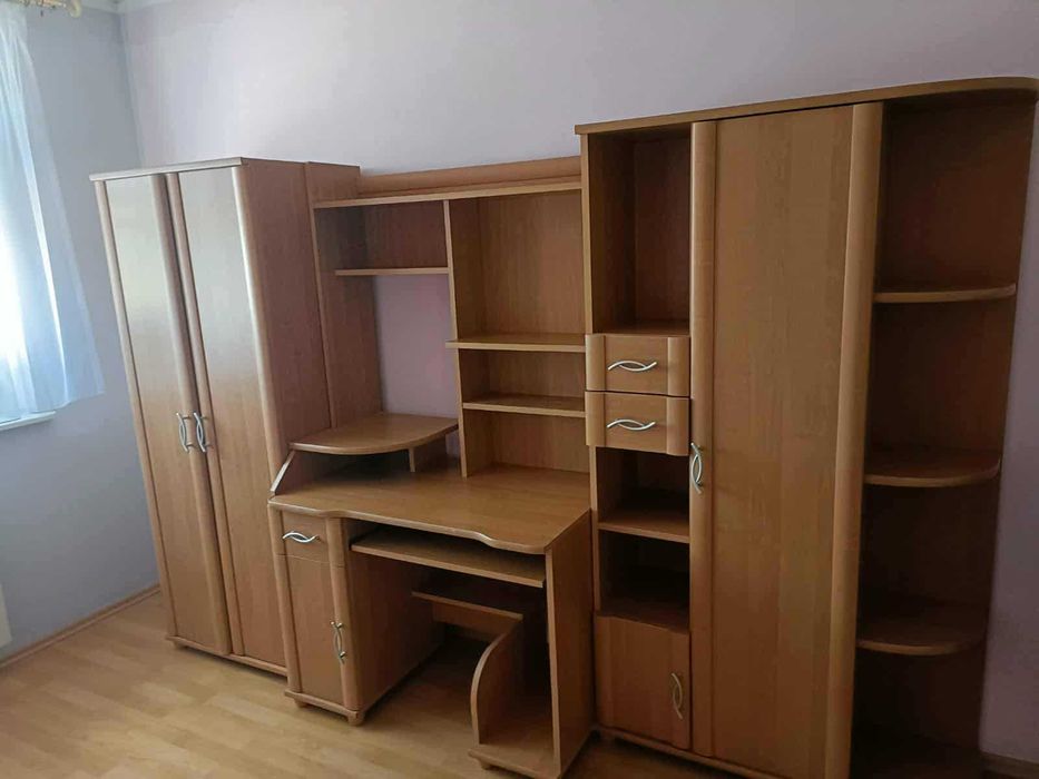 Zestaw mebli (biurko, szafa, półki)
