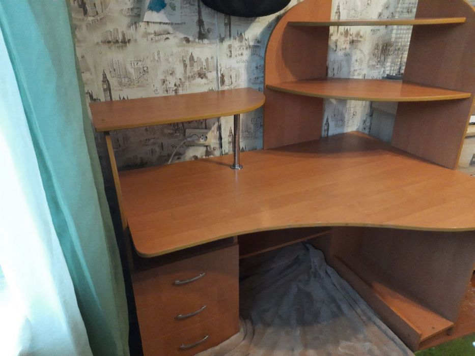 Письмовий стіл з багатьма поличками і тумбою