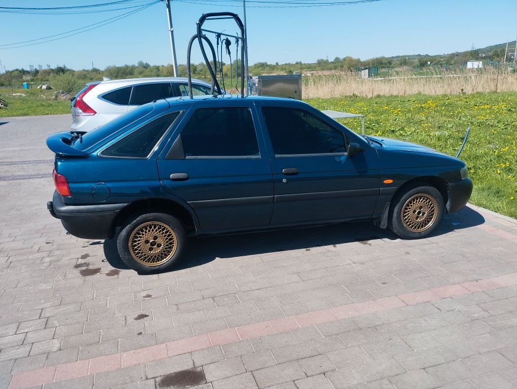 Продається надійний автомобіль Форд ескорд