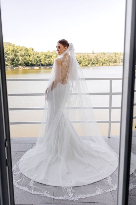 Весільна сукня силуетна з відкритою спиною