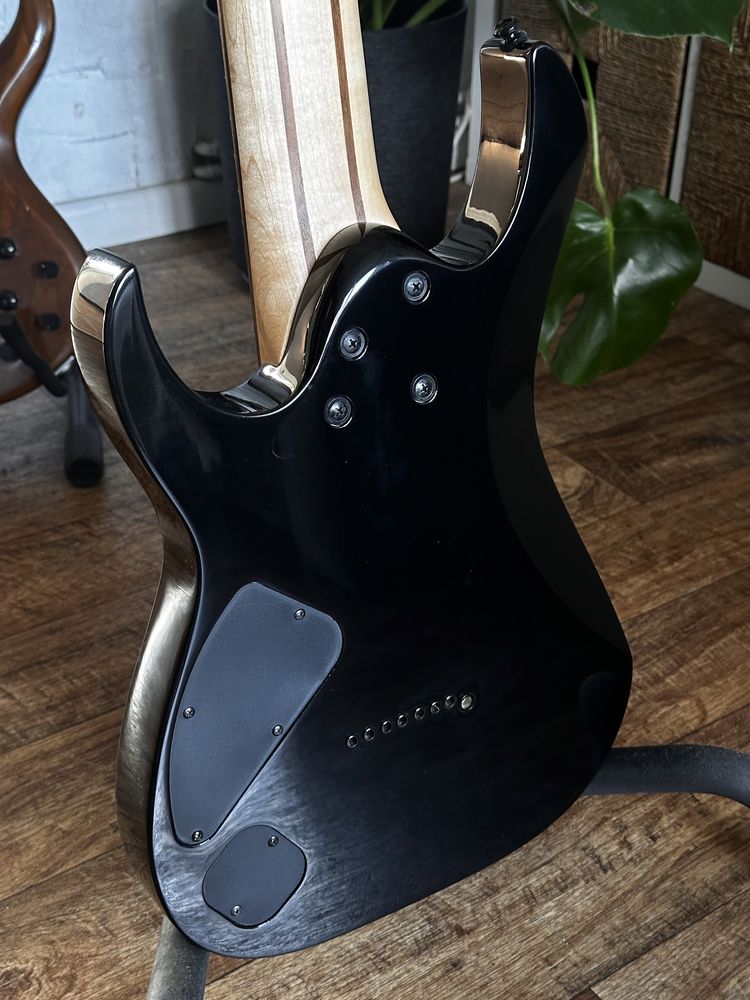 Gitara elektryczna Ibanez RG8 BK (czarna). Na przetwornikach EMG