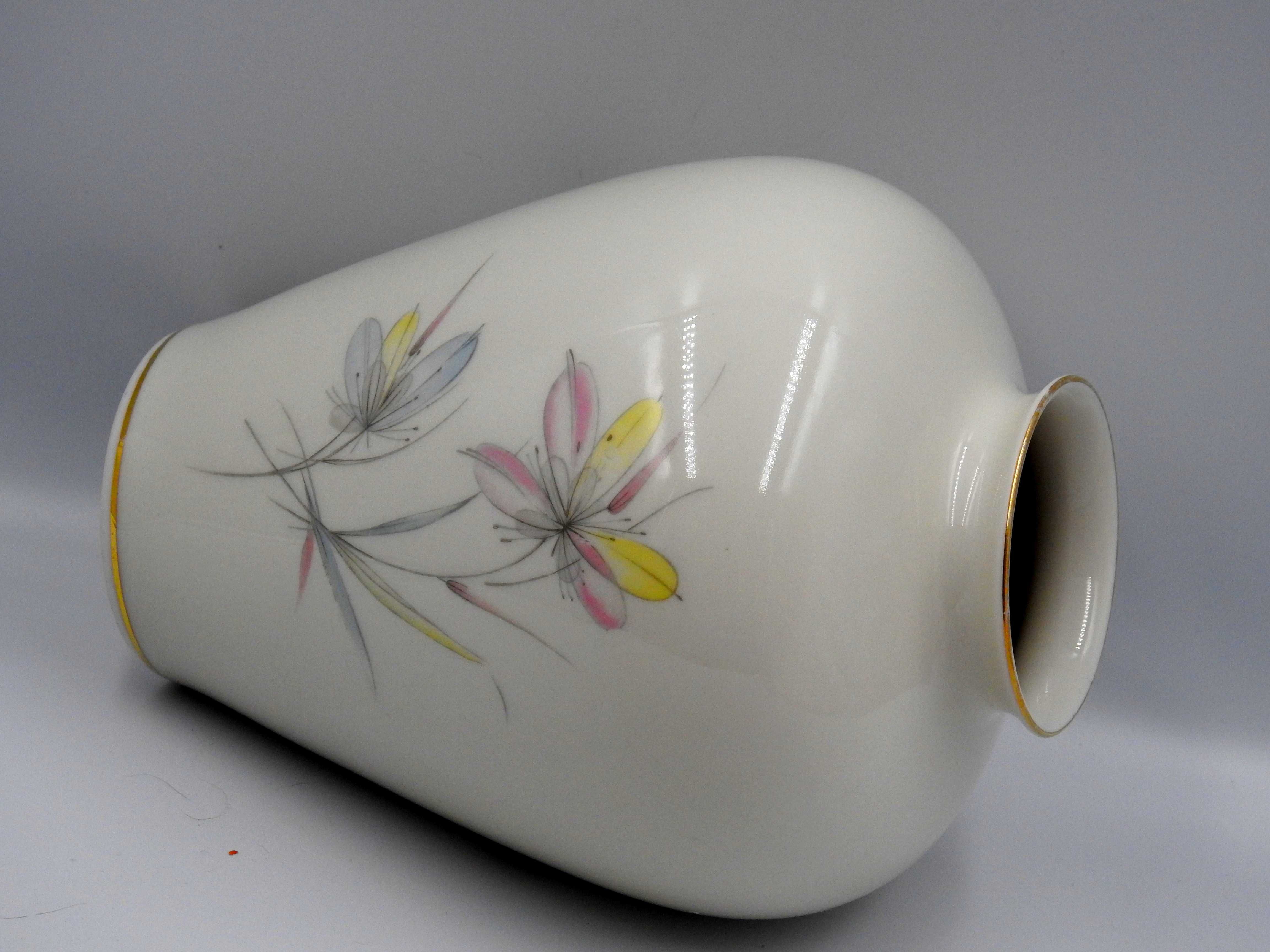 Piękny porcelanowy kremowy wazon sygnowany- niemiecki
