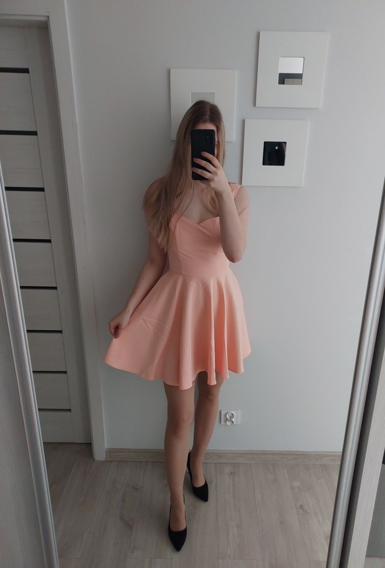 Krótka brzoskwiniowa sukienka