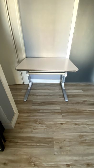 Biurko dziecięce z regulowanym blatem i wysuwaną szufladą