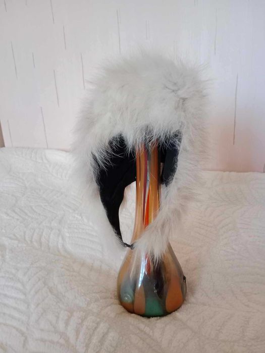 Jasna czapka ze sztucznego włosia