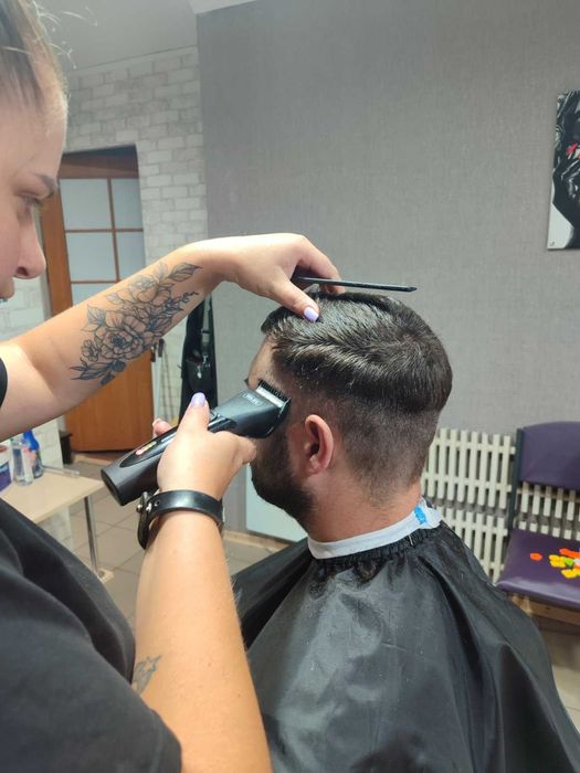 Безоплатні Стрижки жіночі, чоловічі по запису