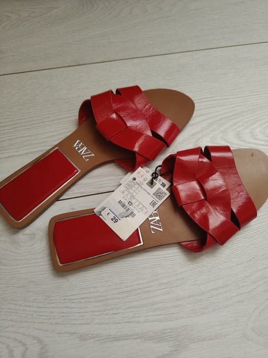 Червоні слайдери від Zara з натуральної шкіри