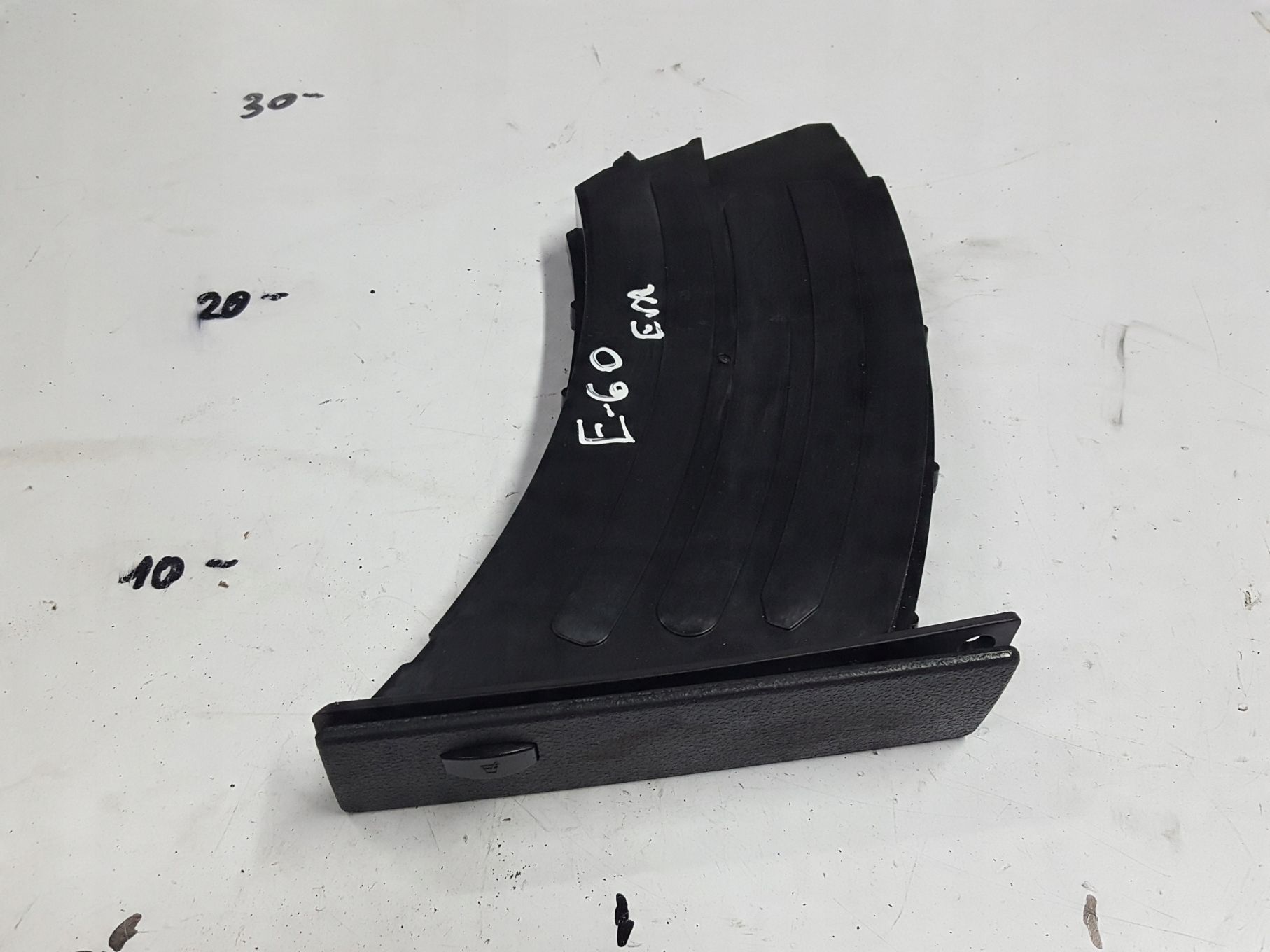 BMW 5 E60 E61 03-10r UCHWYT NA KUBEK EUROPA