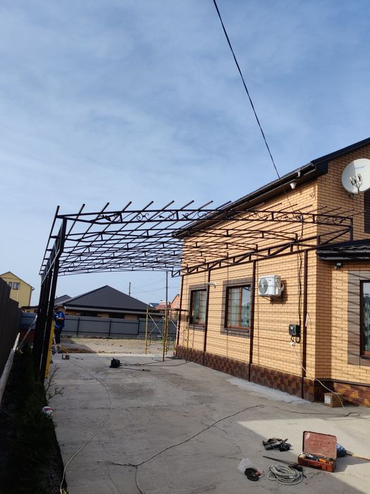 Навіси автомобільні, тераси криті з настилом з терасної дошки.