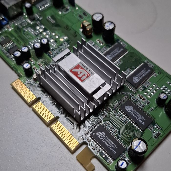 Karta graficzna ATI Radeon 9000 64mb DDR AGP