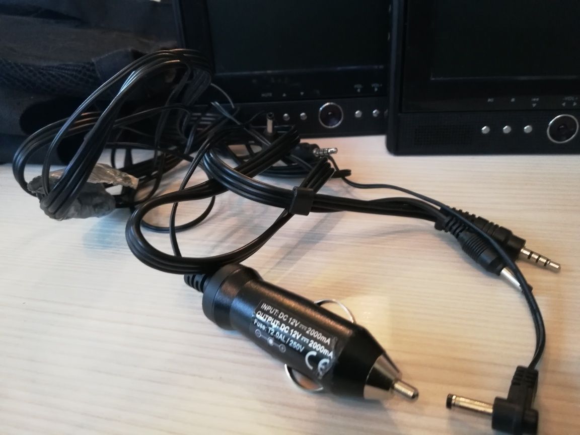2 Odtwarzacze DVD i CD z monitorami