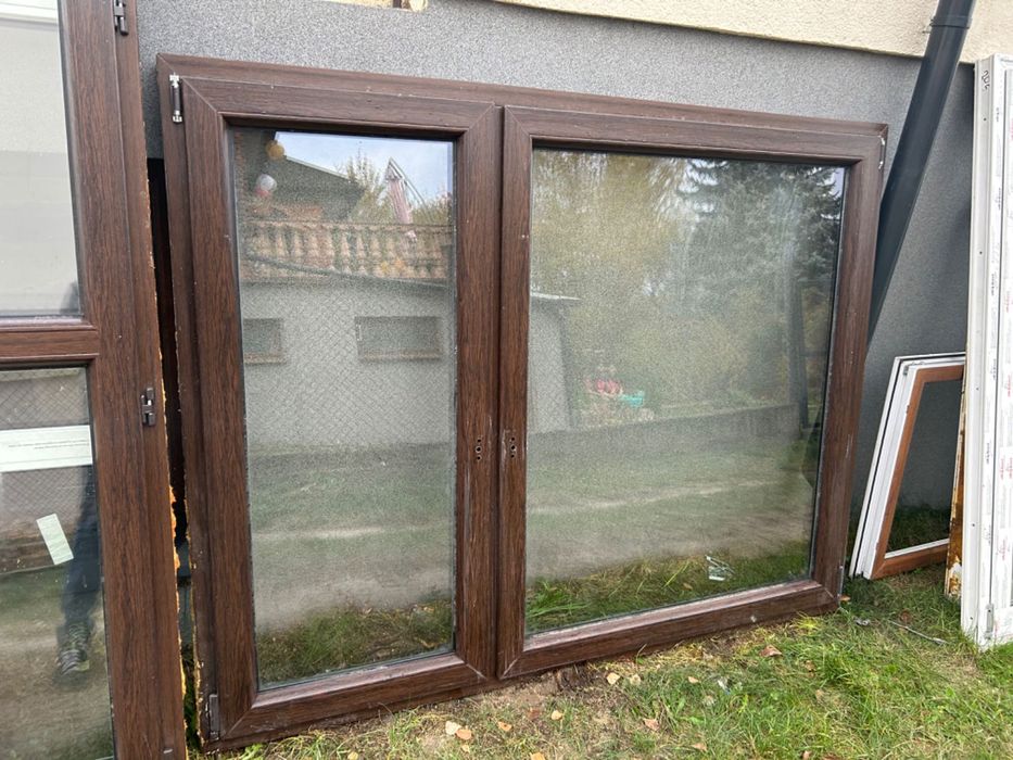 Okno i drzwi balkonowe z wystawy w dobrym stanie ciemny orzech
