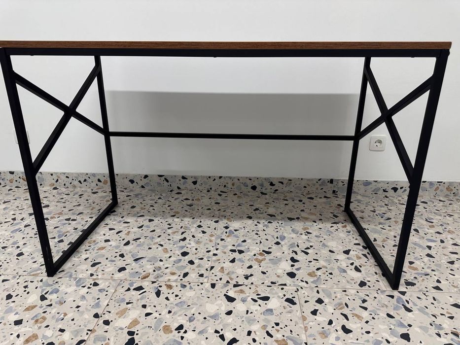 Стіл офісний коричневий