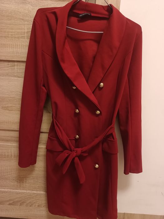 Damska bordowa sukienka złote ozdobne guziki