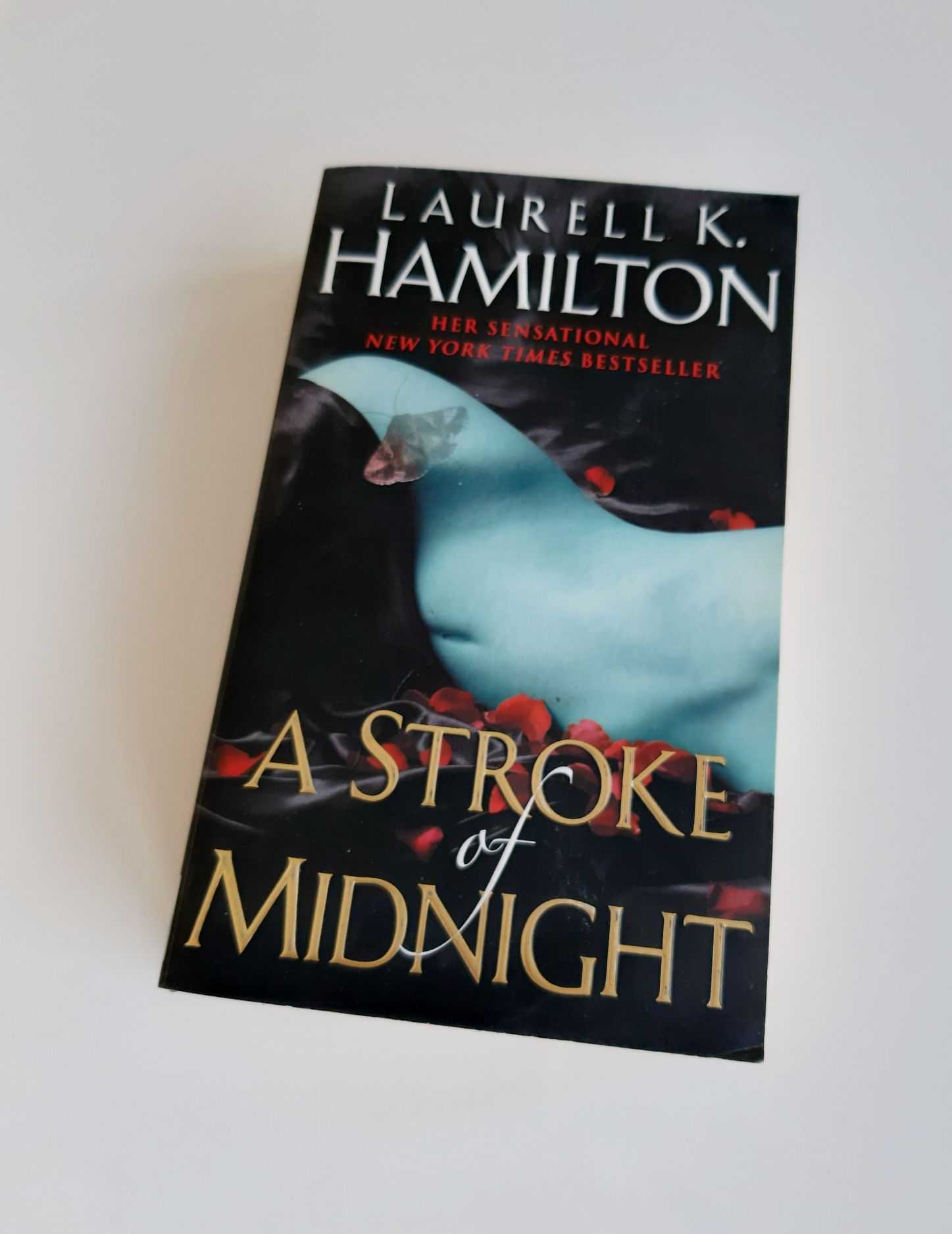 A stroke of midnight. Laurell Hamilton Śmierć o północy po angielsku