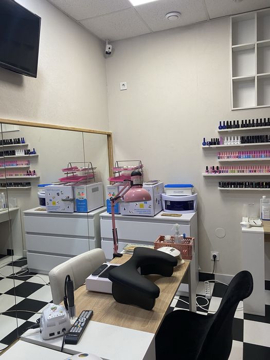 Місце для майстра манікюру,  окремий кабінет для лашмейкера,