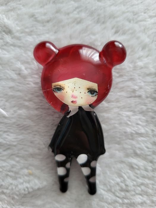 Szklana broszka,  misiek, brąz, czerń i biel