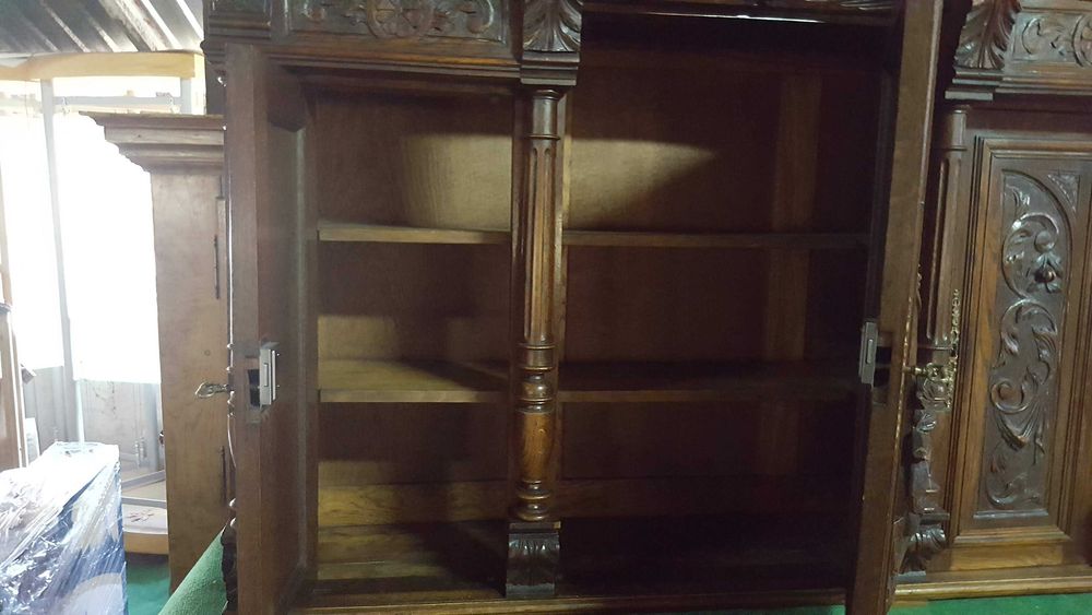 Stary kredens wspaniale rzeźbiony