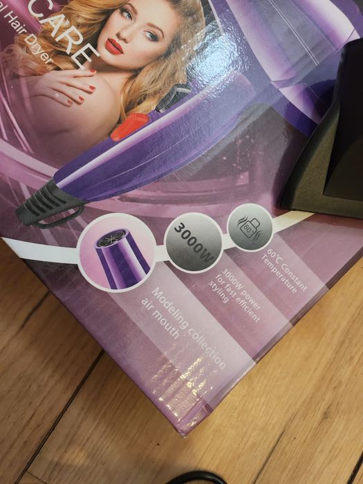 Fioletowa suszarka do wlosow