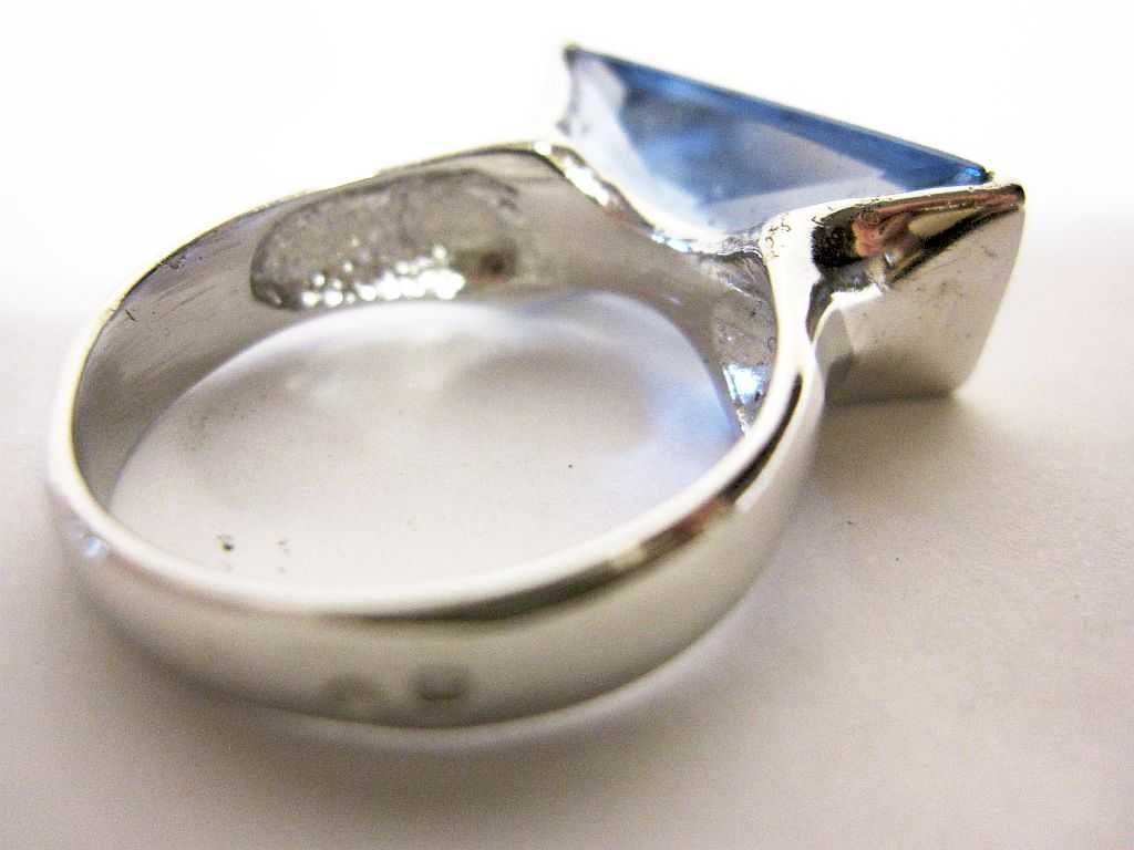 Lindo anel vintage em prata contrastada com pedra