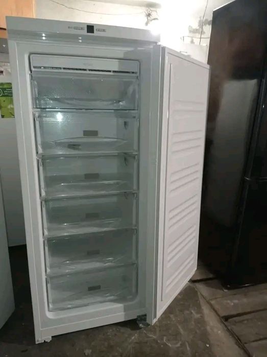 Морозильна камера Miele.  Висота 145 см.