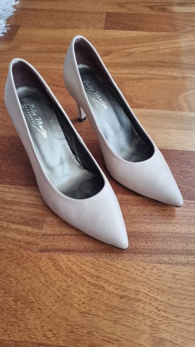 Sapatos em pele cor nude