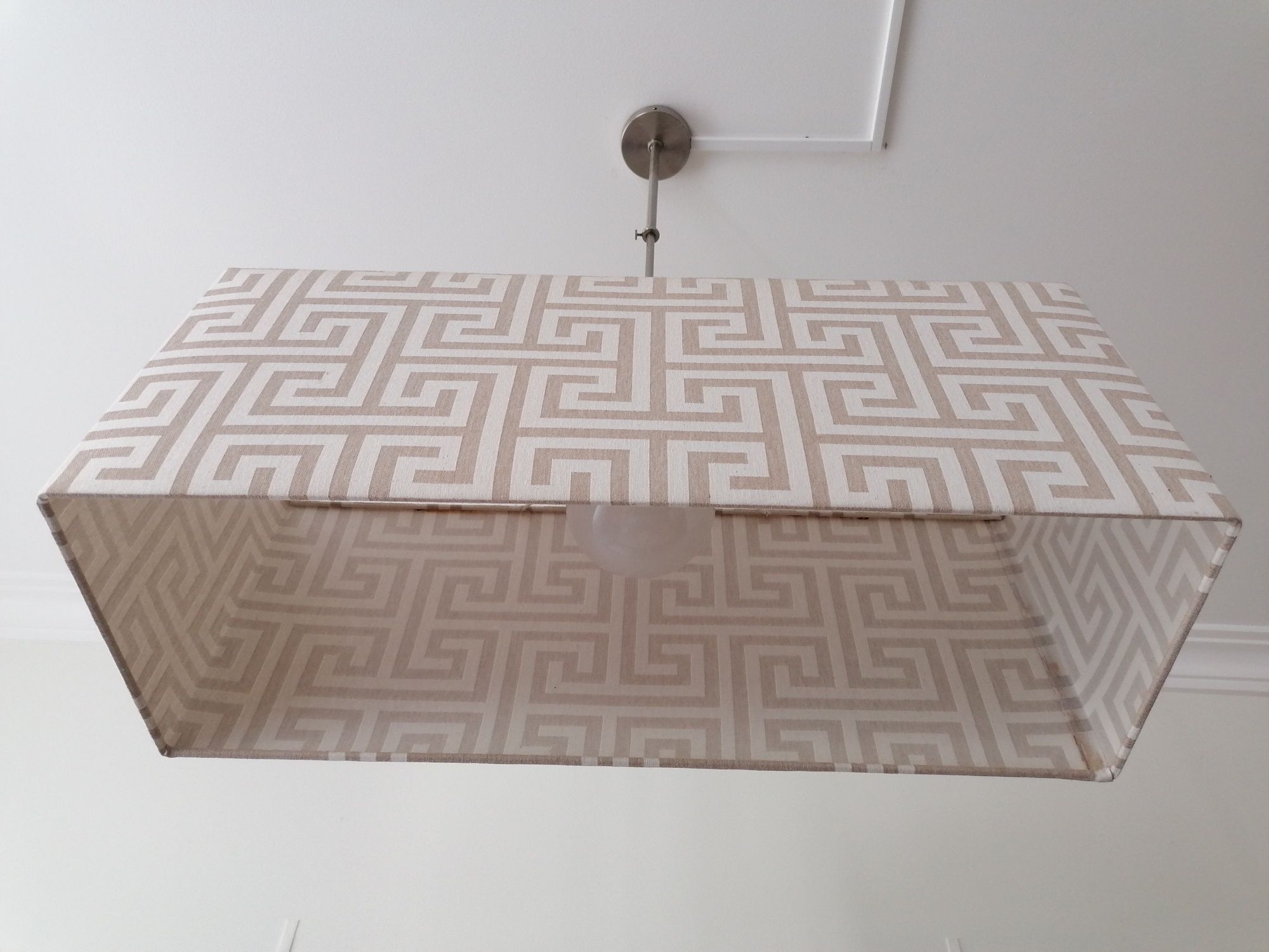 Candeeiro de teto para sala de jantar ou cozinha.